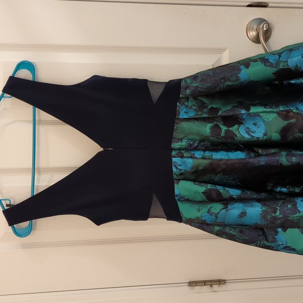 Sleeveless dress - Picture 3 of 3